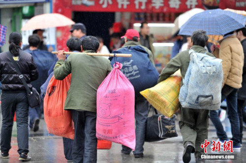 聚焦春節(jié)“恐歸族”：近鄉(xiāng)情怯，恐懼何來(lái)？(圖)
